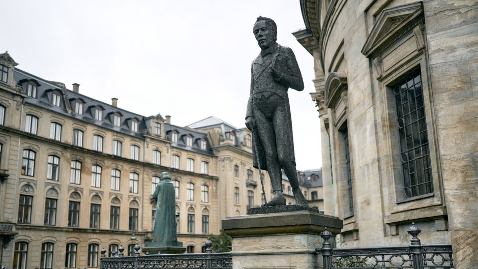 Statue at Frederiks Kirke - Frederik